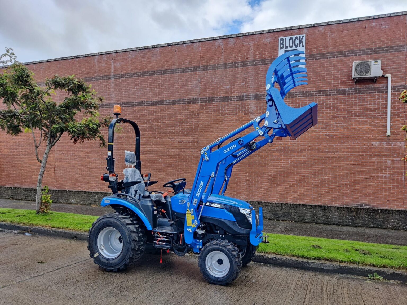 Solis 26 HST Front Loader Grab Bucket Solis Tractors